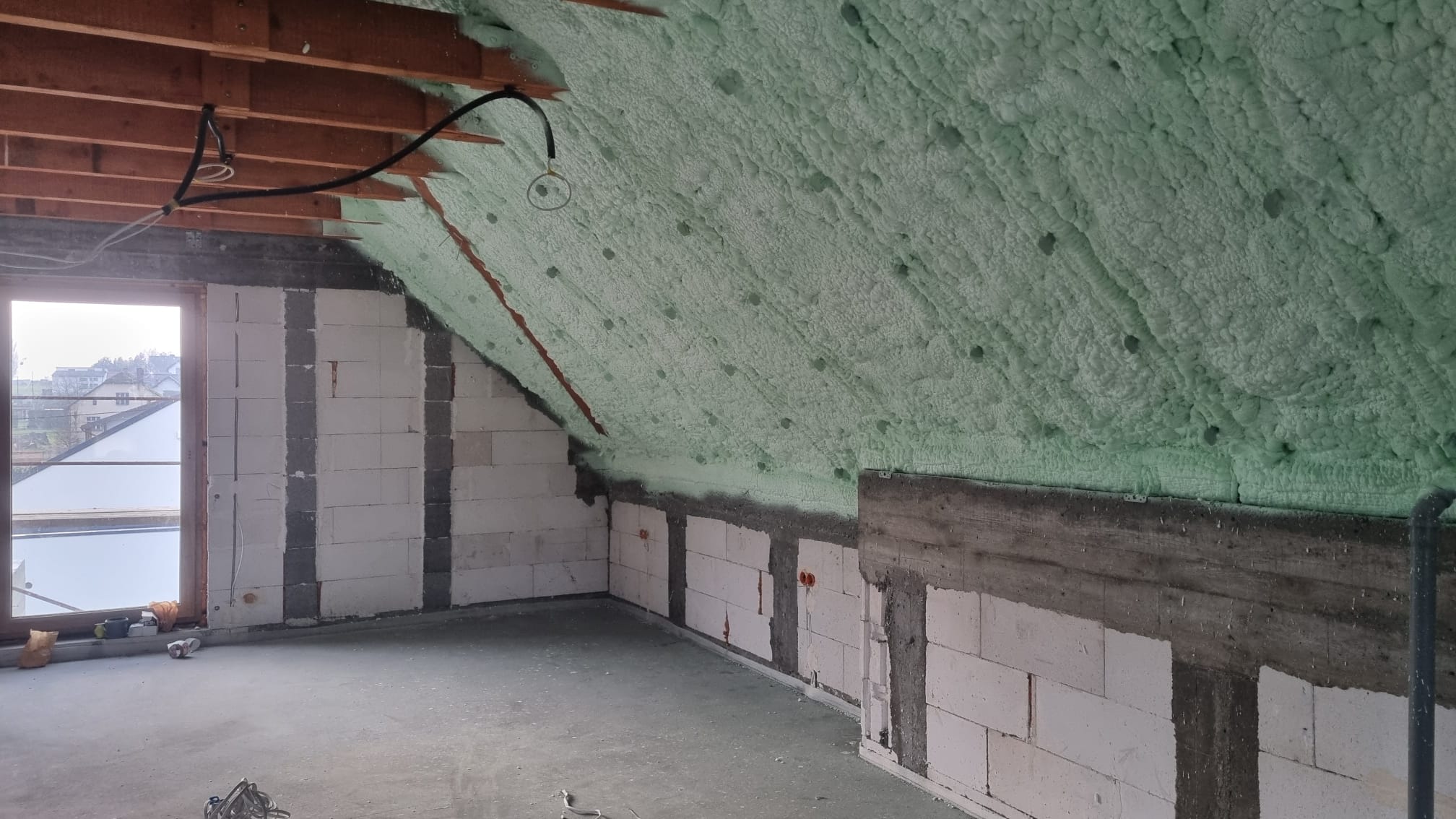 Izolacja natryskowa w budynku