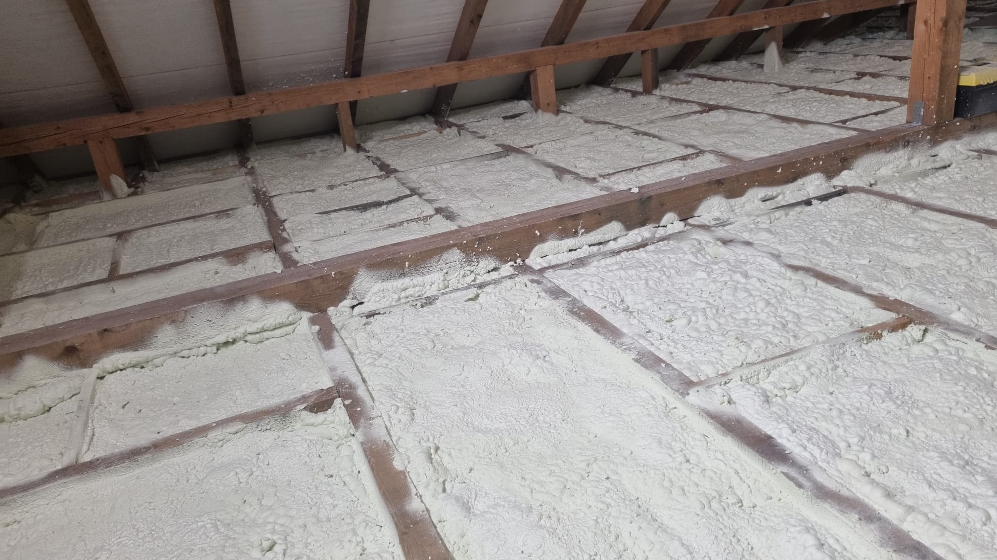 Ocieplenie stropu pianą natryskową