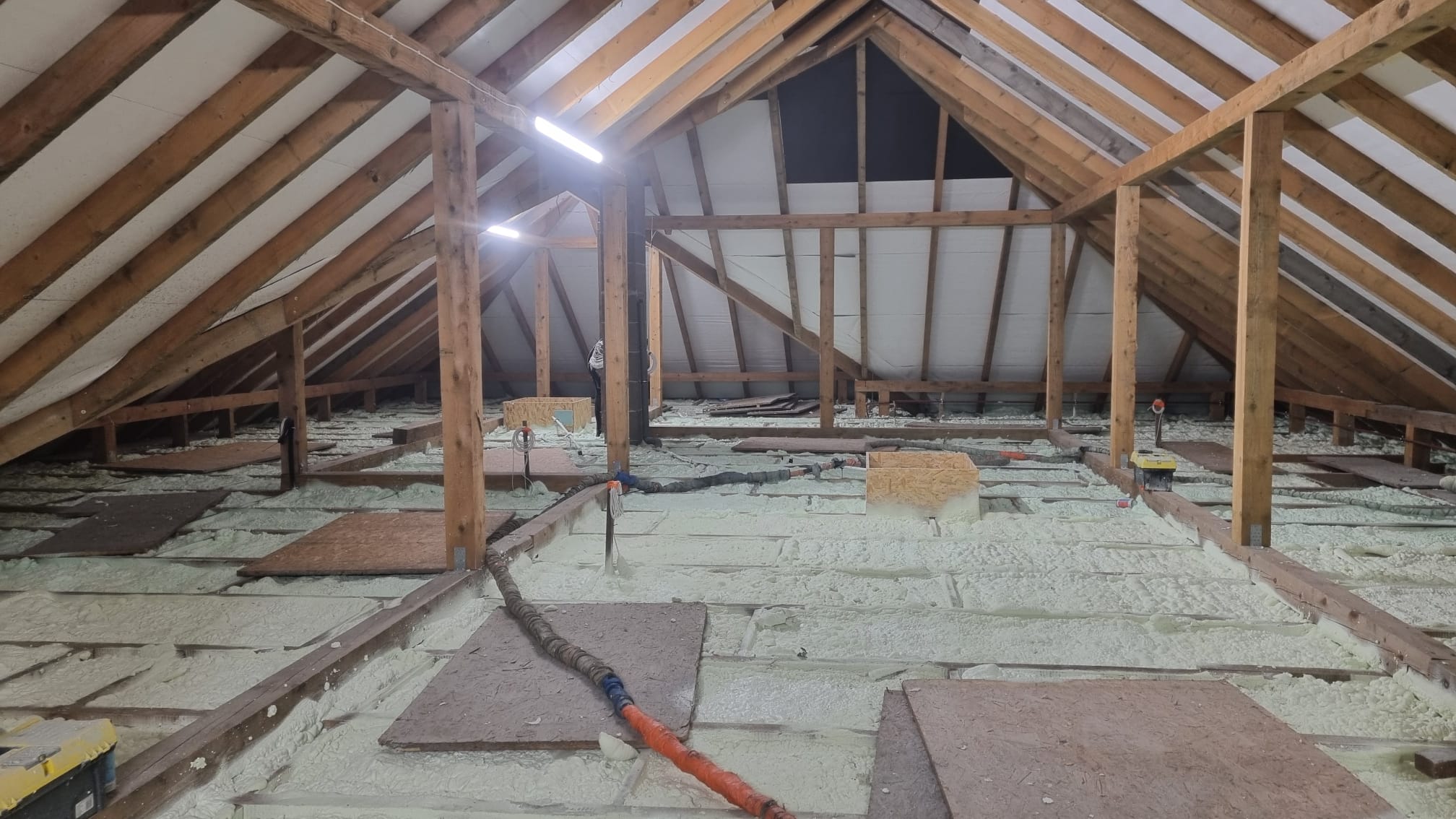 Duże poddasze - izolacja w trakcie prac