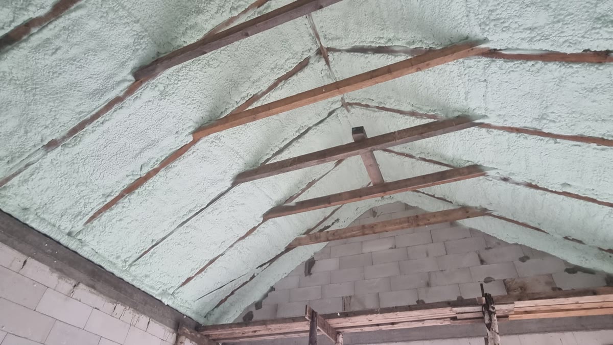 Izolacja skosów dachowych pianą PUR - więźba