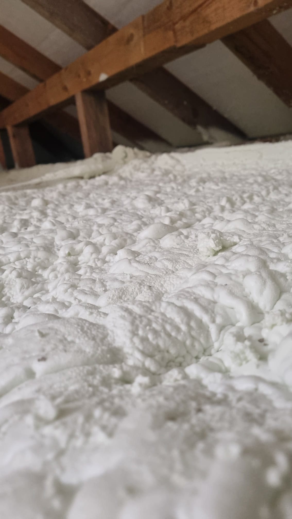 Zbliżenie piany otwarto-komórkowej na stropie