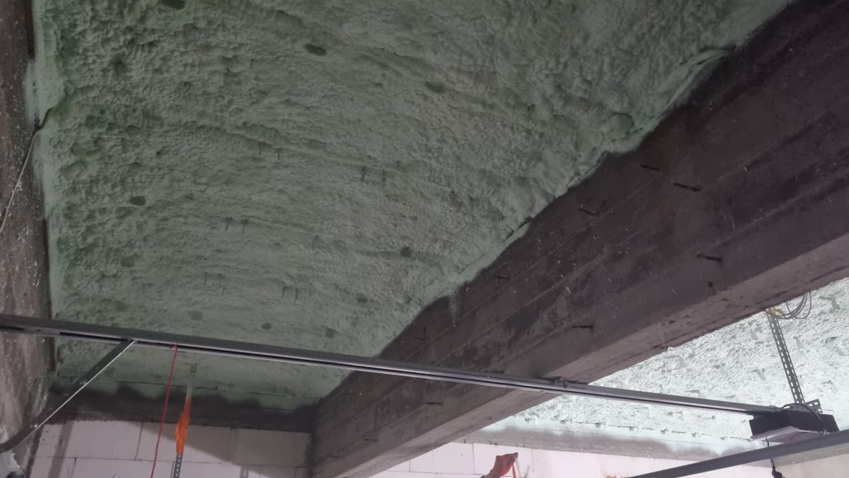 Izolacja stropu w hali pianą natryskową
