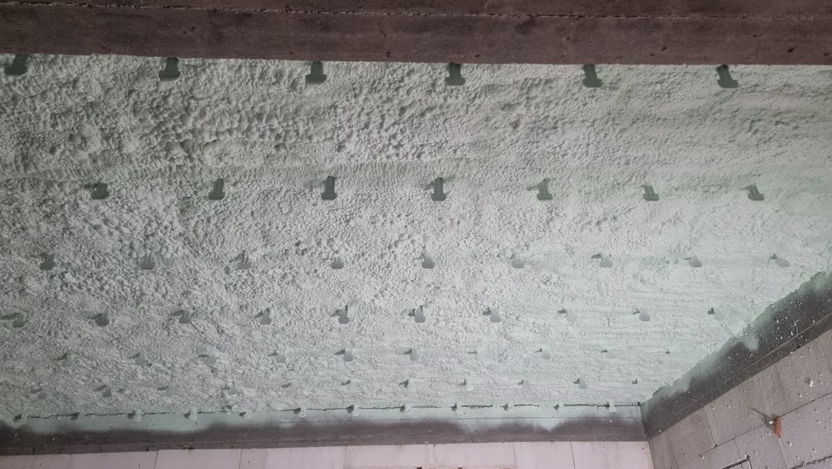 Izolacja stropu pianą PUR z kotwami