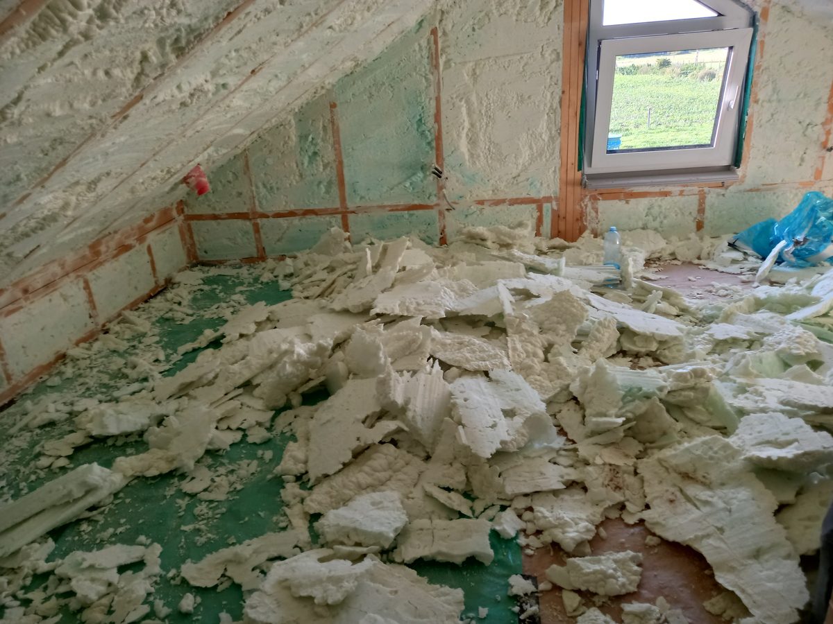 Poddasze w trakcie prac izolacyjnych pianą PUR